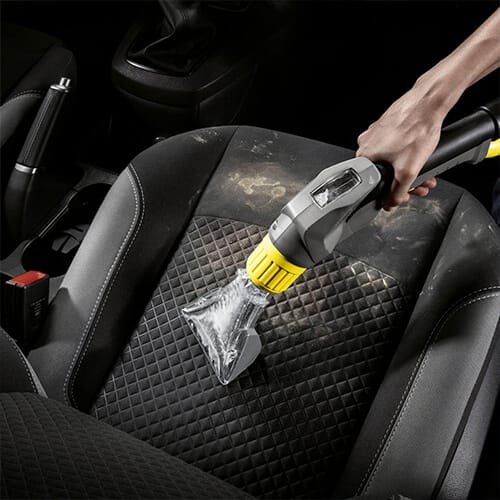 Nettoyage en profondeur d’un siège auto avec la buse manuelle de la shampouineuse Kärcher Puzzi 8/1 C