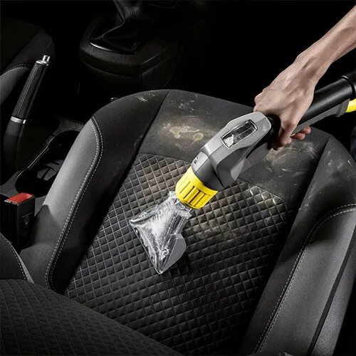 Nettoyage en profondeur d’un siège auto avec la buse manuelle de la shampouineuse Kärcher Puzzi 8/1 C