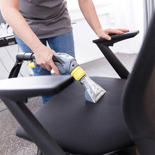 Nettoyage d’un siège de bureau avec la buse manuelle de la shampouineuse Kärcher Puzzi 8/1 C