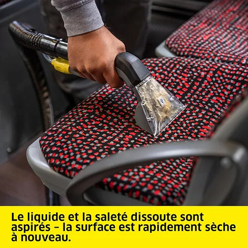 Nettoyage d’un siège en tissu avec la shampouineuse Kärcher Puzzi 8/1 C Karc Waschsauger, extraction du liquide et de la saleté