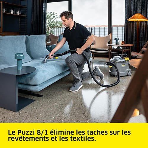 Homme en train de nettoyer un canapé avec la shampouineuse Kärcher Puzzi 8/1 C Karc Waschsauger, éliminant les taches sur les textiles