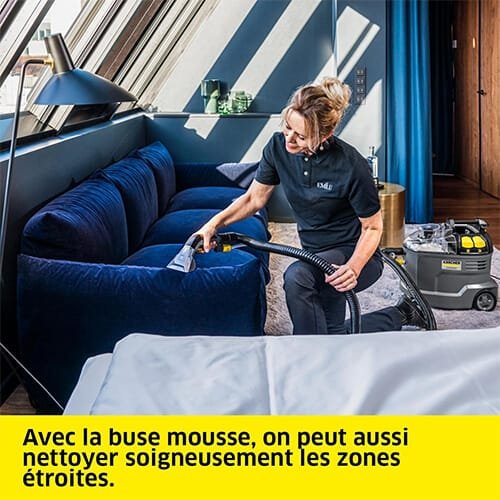 Nettoyage d’un canapé avec la shampouineuse Kärcher Puzzi 8/1 C Karc Waschsauger et sa buse mousse dans un intérieur moderne