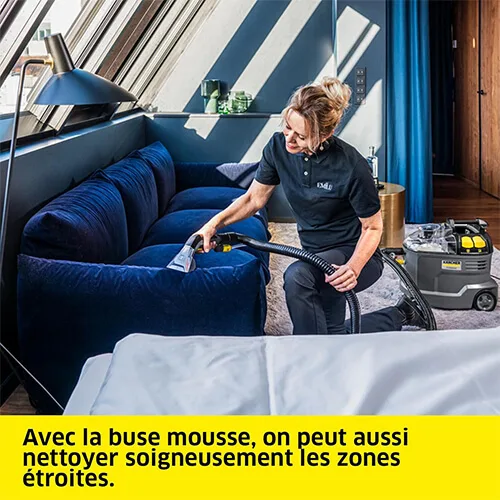 Nettoyage d’un canapé avec la shampouineuse Kärcher Puzzi 8/1 C Karc Waschsauger et sa buse mousse dans un intérieur moderne