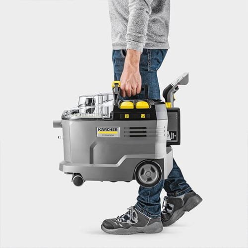 Transport facile de la shampouineuse Kärcher Puzzi 9/1 Bp Adv grâce à sa poignée ergonomique