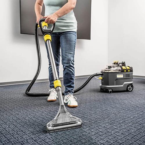 Nettoyage en profondeur d'une moquette avec la shampouineuse Kärcher Puzzi 9/1 Bp Adv en action