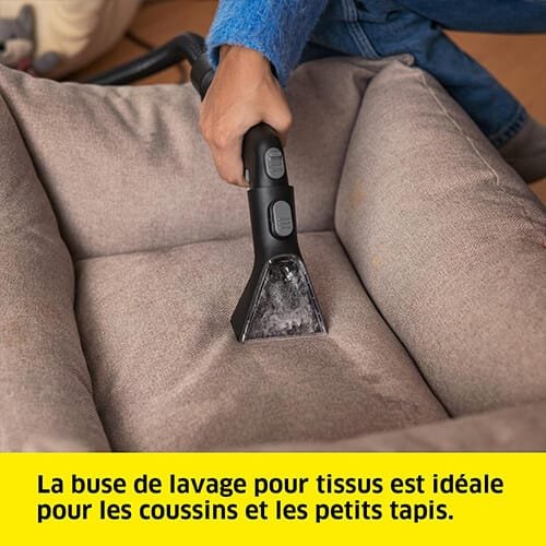 Nettoyage d’un coussin avec la buse pour tissus de la shampouineuse Kärcher SE 3 Compact, idéale pour textiles et petits tapis