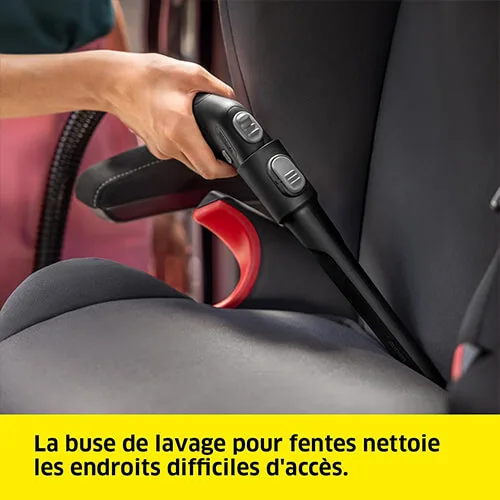 Utilisation de la buse pour fentes de la shampouineuse Kärcher SE 3 Compact pour nettoyer les zones étroites de voiture