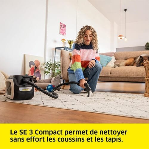 Utilisation de la shampouineuse Kärcher SE 3 Compact pour nettoyer un tapis dans un salon moderne