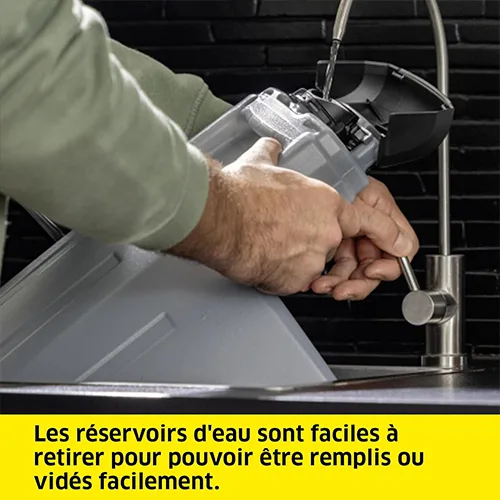 Remplissage facile du réservoir d'eau de la shampouineuse Kärcher SE 4 au robinet