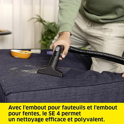 Nettoyage d'un canapé avec l'embout pour fauteuils de la shampouineuse Kärcher SE 4 pour un entretien ciblé et polyvalent