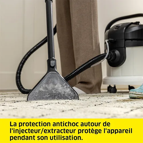 Brosse sol de la shampouineuse Kärcher SE 4 en action sur tapis, avec protection antichoc autour de l'injecteur extracteur