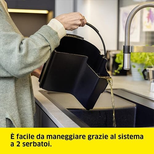 Réservoir d’eau de la shampouineuse Kärcher SE 5 facile à vider grâce à son système à double bac