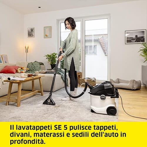 Nettoyage d’un tapis dans un salon avec la shampouineuse Kärcher SE 5, idéale pour tapis, canapés et matelas