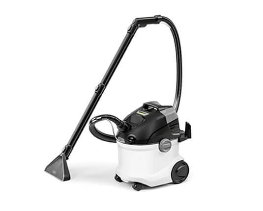 Shampouineuse Kärcher SE 5 avec embout injecteur extracteur et réservoir visible sur fond blanc